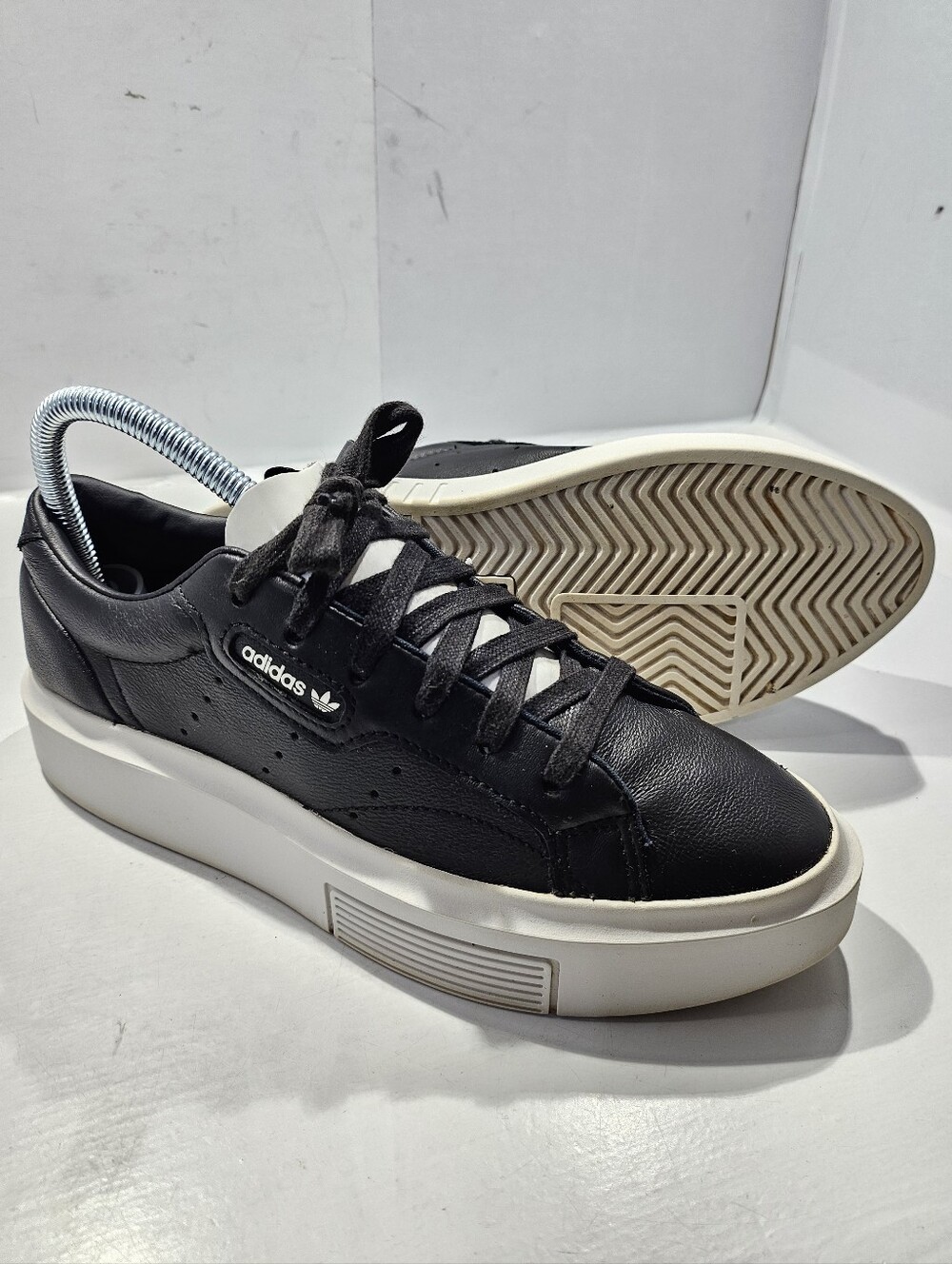 ADIDAS SUPER SLEEK CORE BLACK/WHITE WOMEN LEATHER SNEAKER SIZE 6 A2